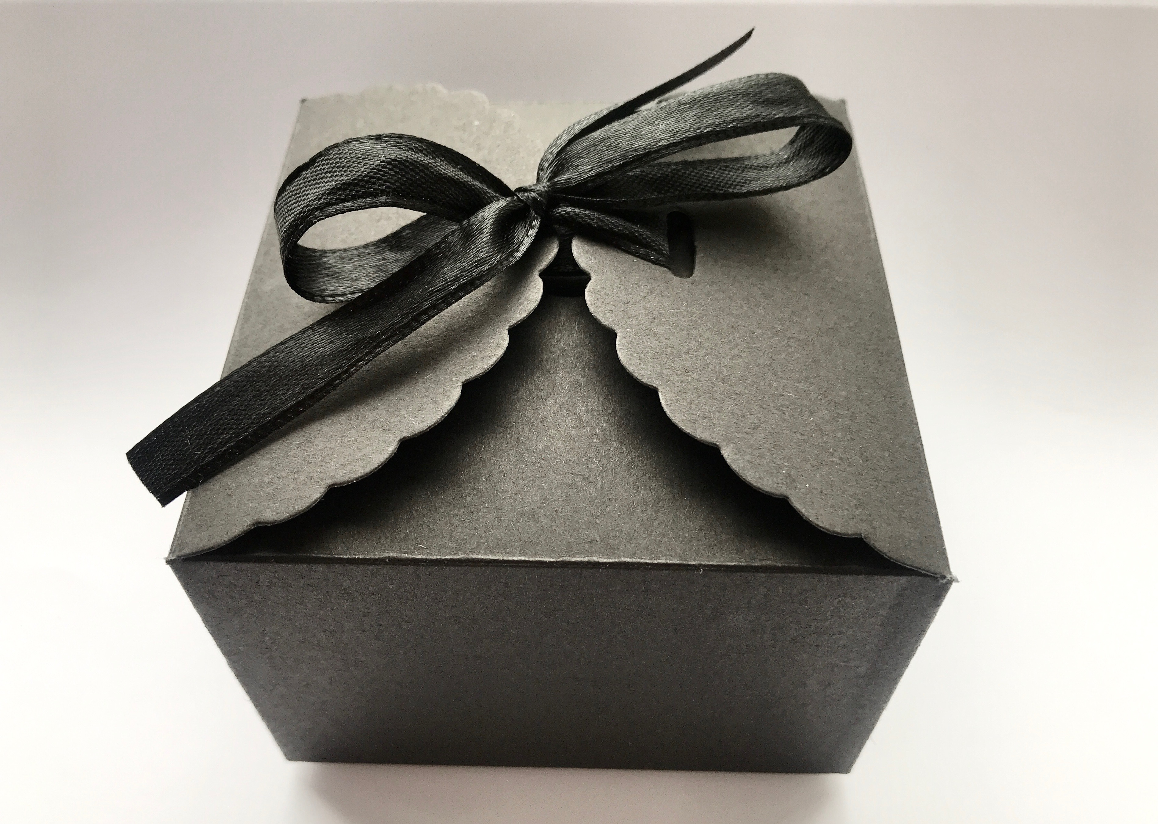 Подарочная коробка с бантом, черная.